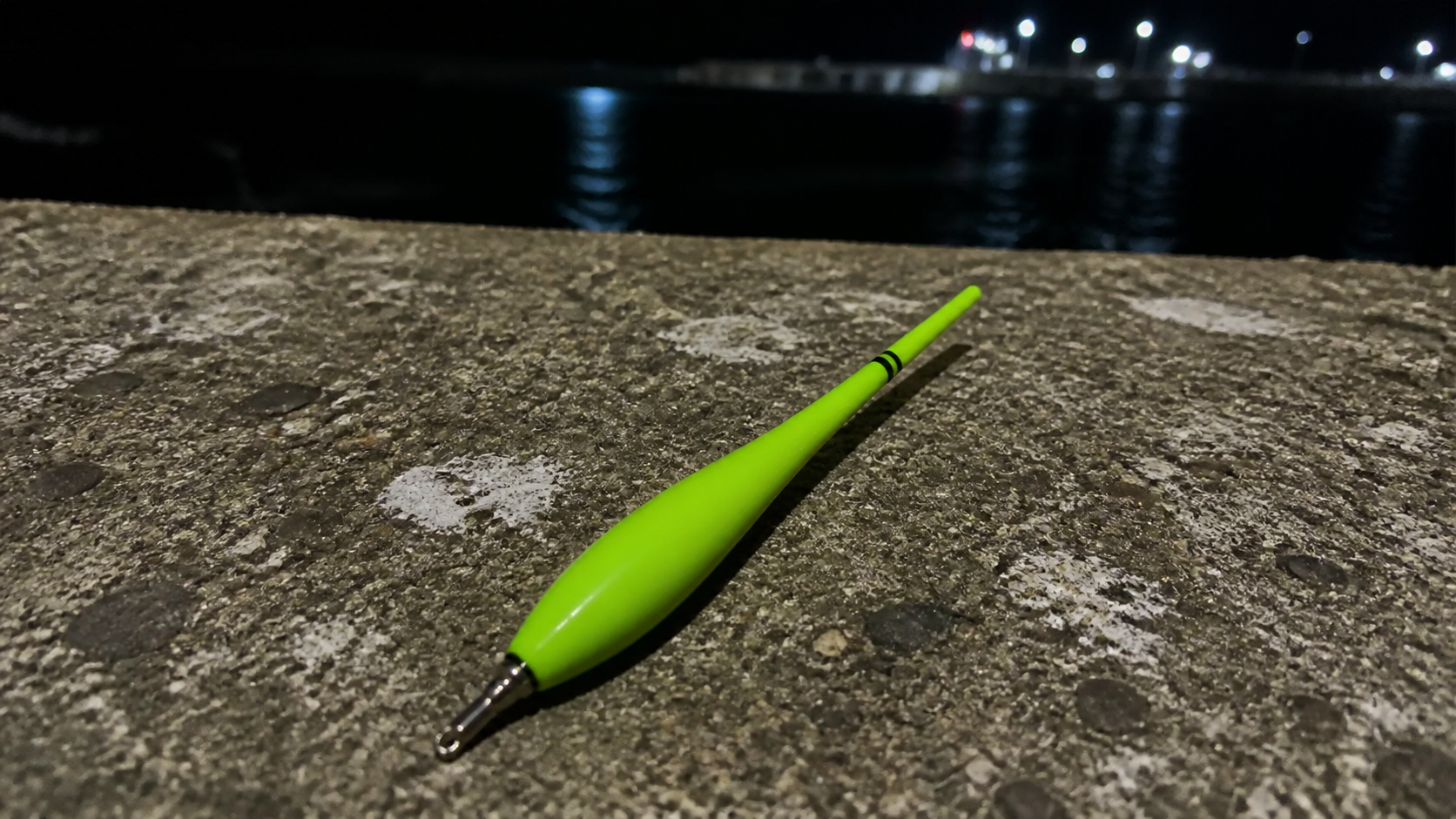 夜の堤防に置いた3号のタチウオ用電気ウキ