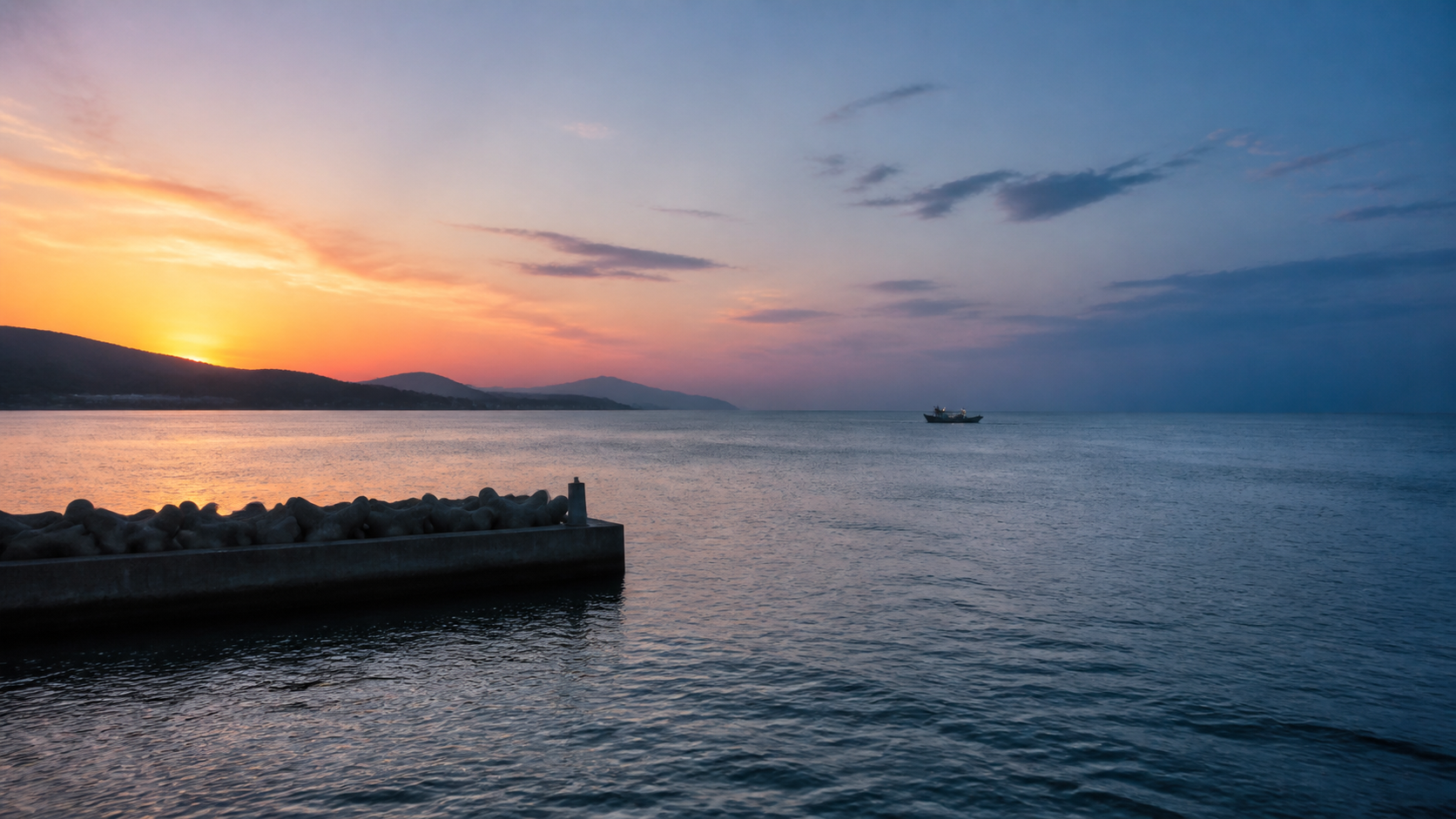 タチウオ釣りの時期と朝夕の時合いをイメージした海の風景