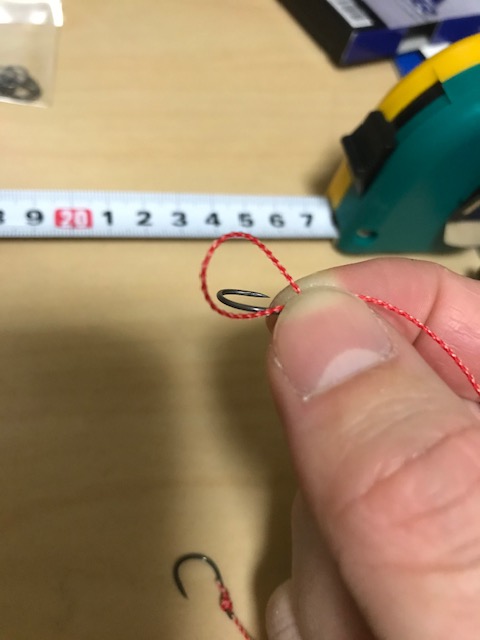 アシストラインに輪を作り、タイラバフックの軸へ重ねている様子