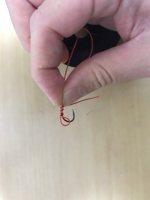 アシストラインをタイラバフックの軸へ巻き付けている様子