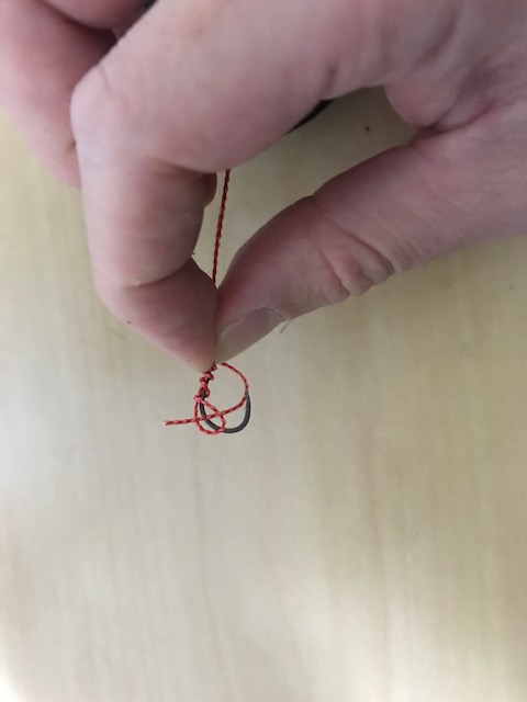 アシストラインの端を輪へ通している様子
