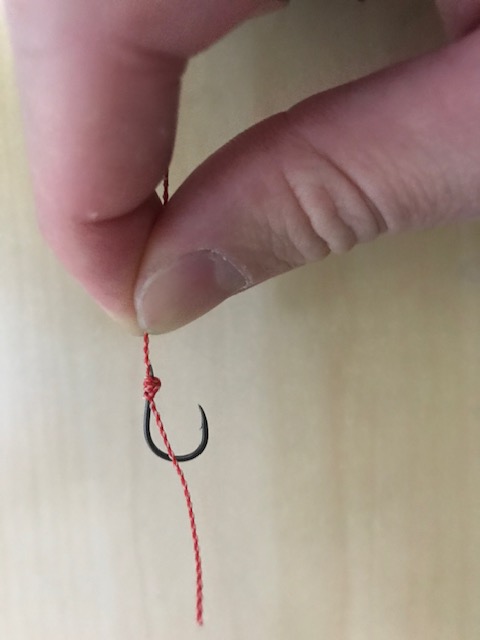 タイラバフックの外掛け結びを締め込んでいる様子