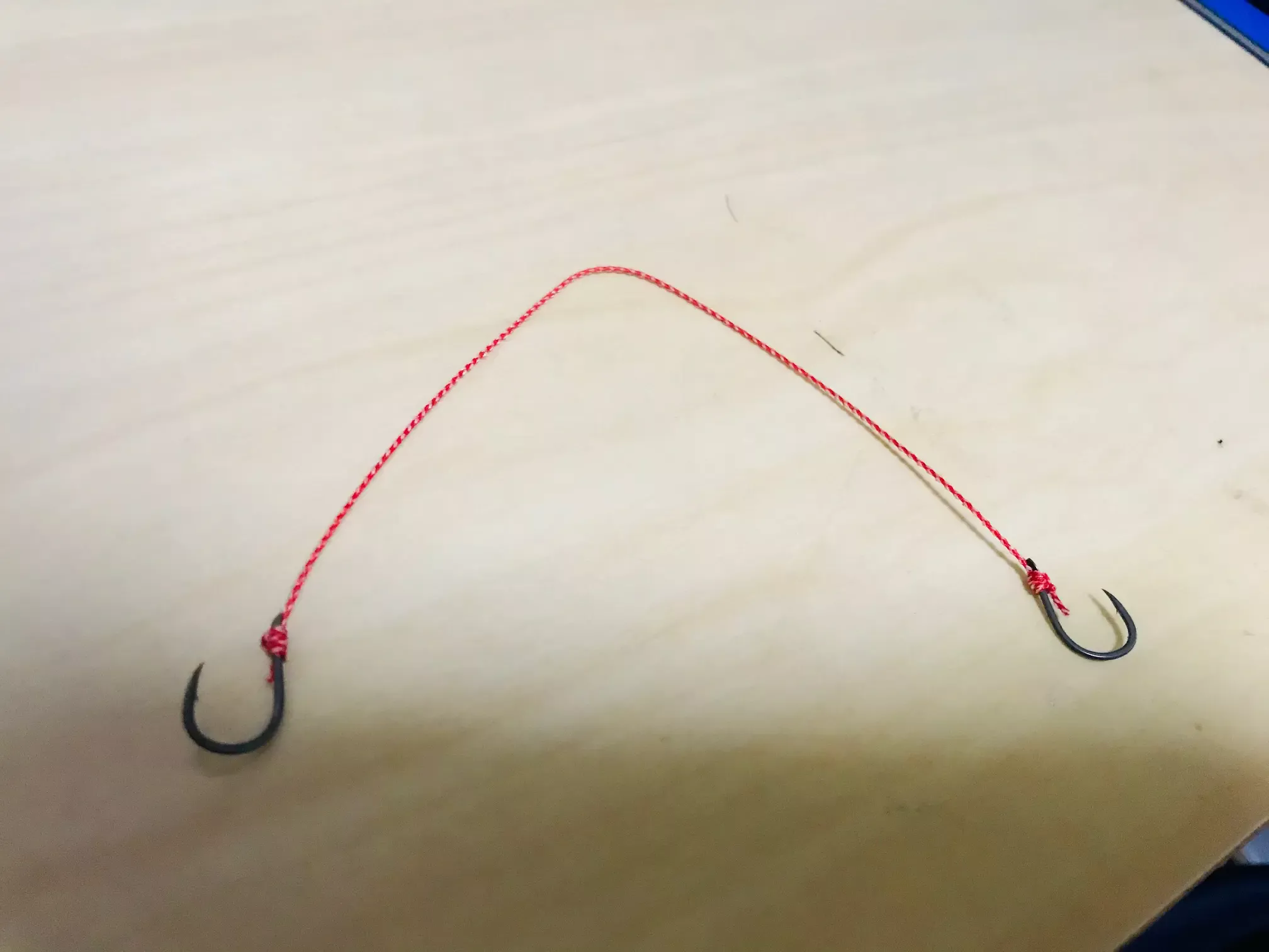 2本目のタイラバフックをアシストラインへ結んでいる様子
