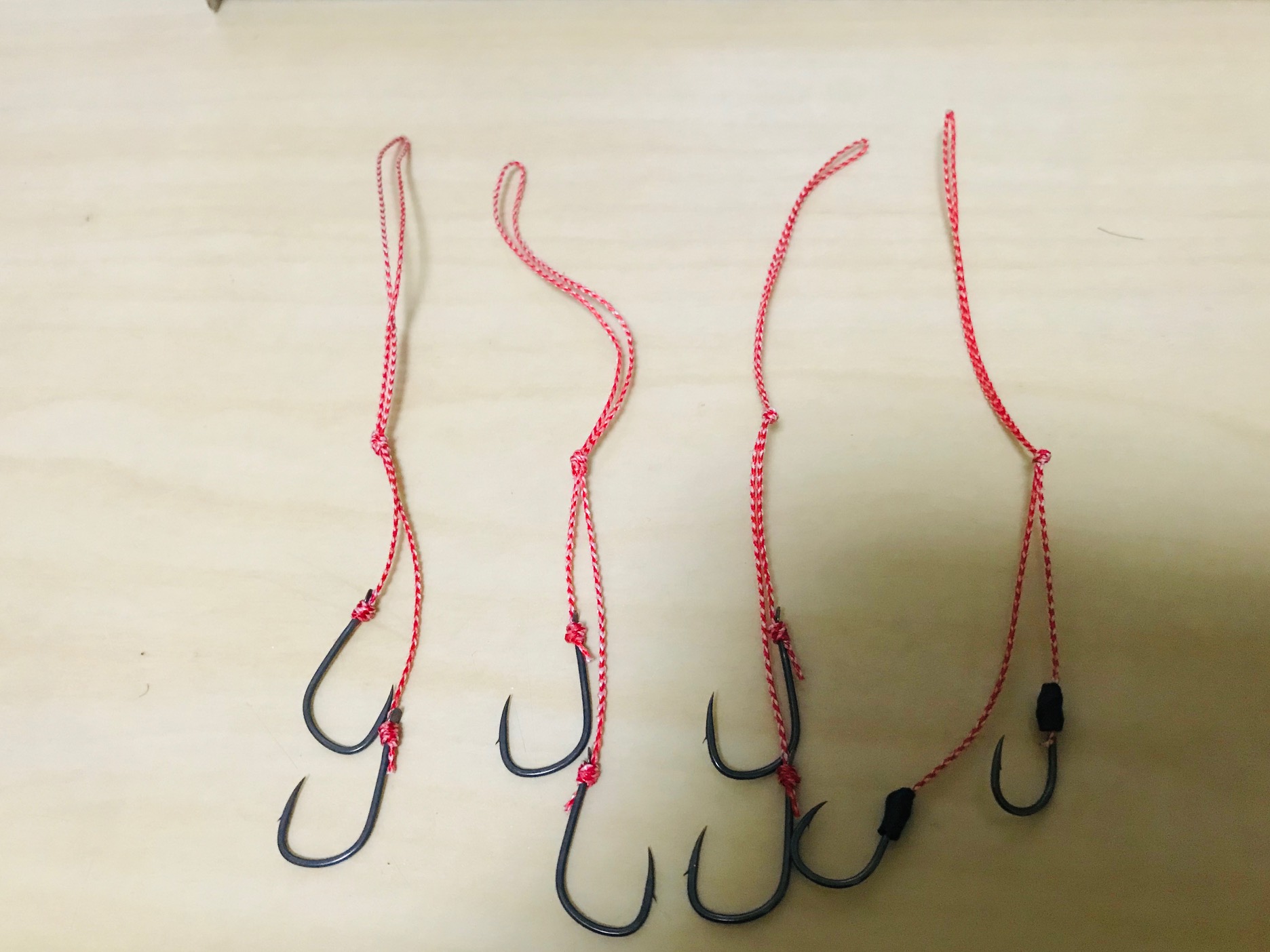 タイラバフックの段差を作って結び目を作っている様子