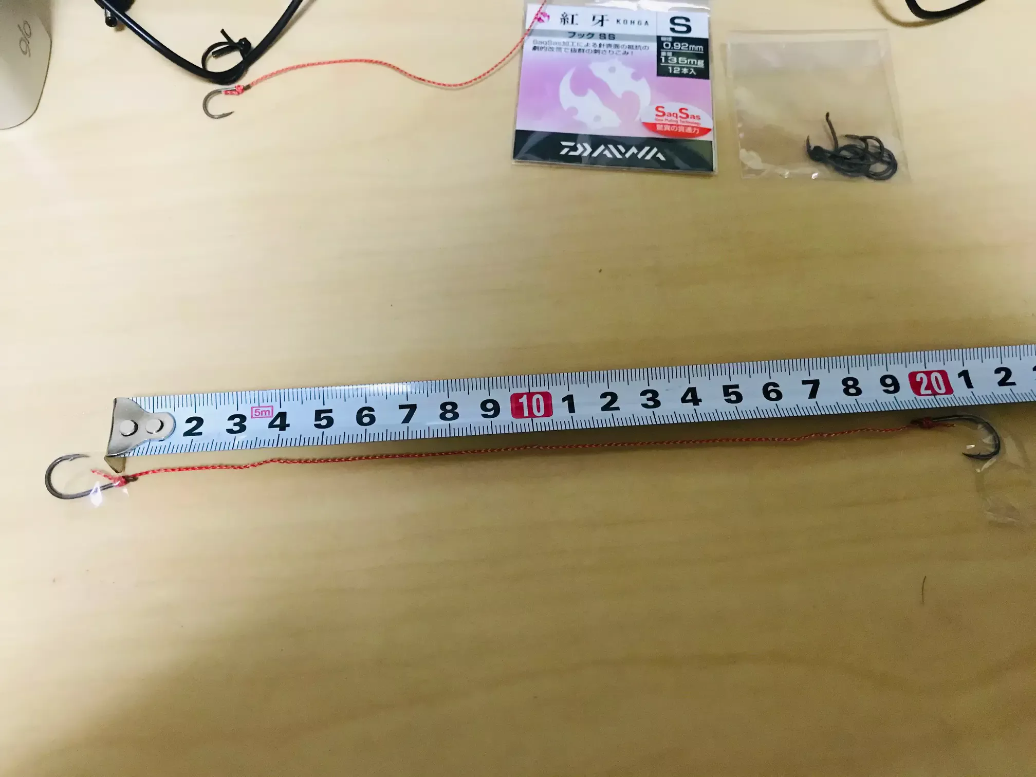 シマノ系タイラバフックの長さを測っている様子