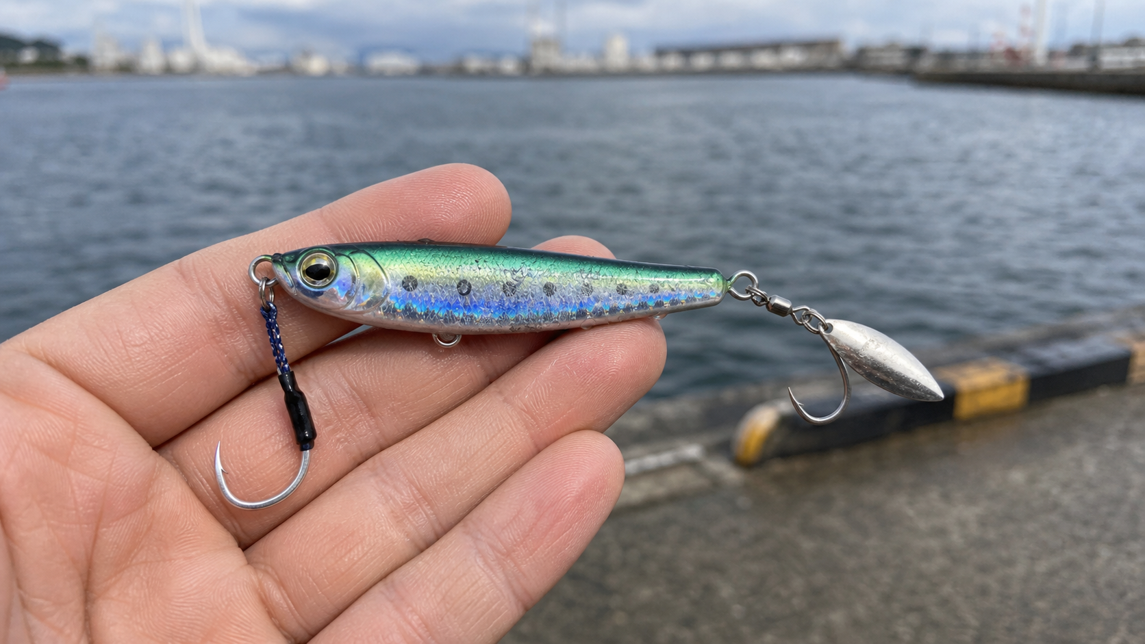 手に持ったサワラキャスティング用ブレードジグ