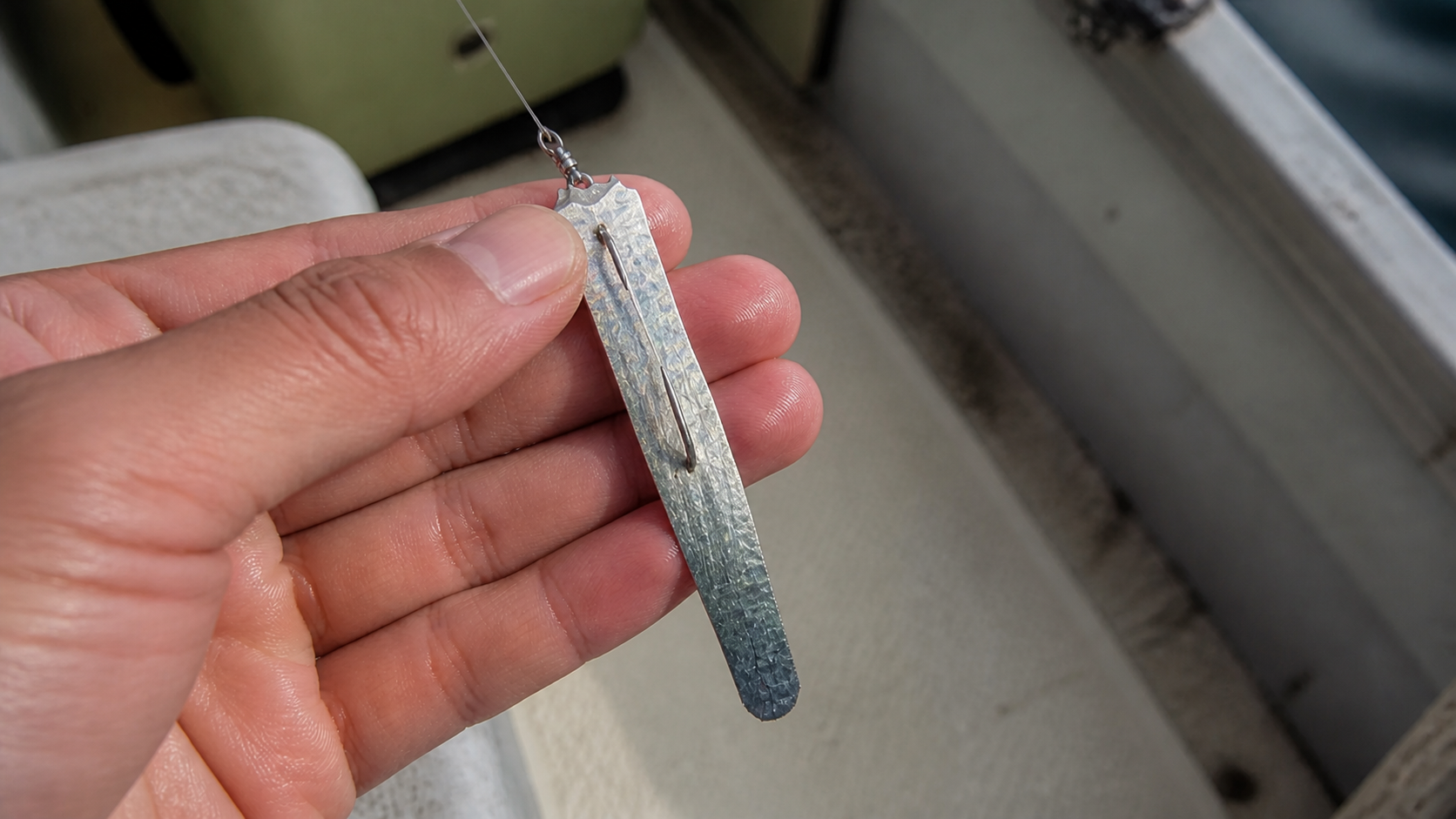 タチウオの切り身餌に針をまっすぐ刺した状態
